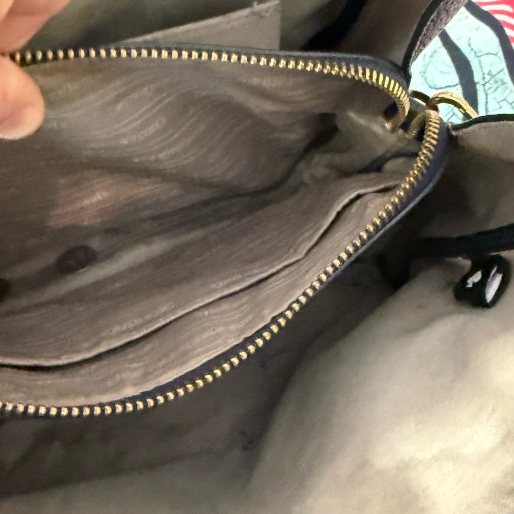 Kate Spade Crossbody Bag with Red and Cream Floral Design - Picture 6 of 7